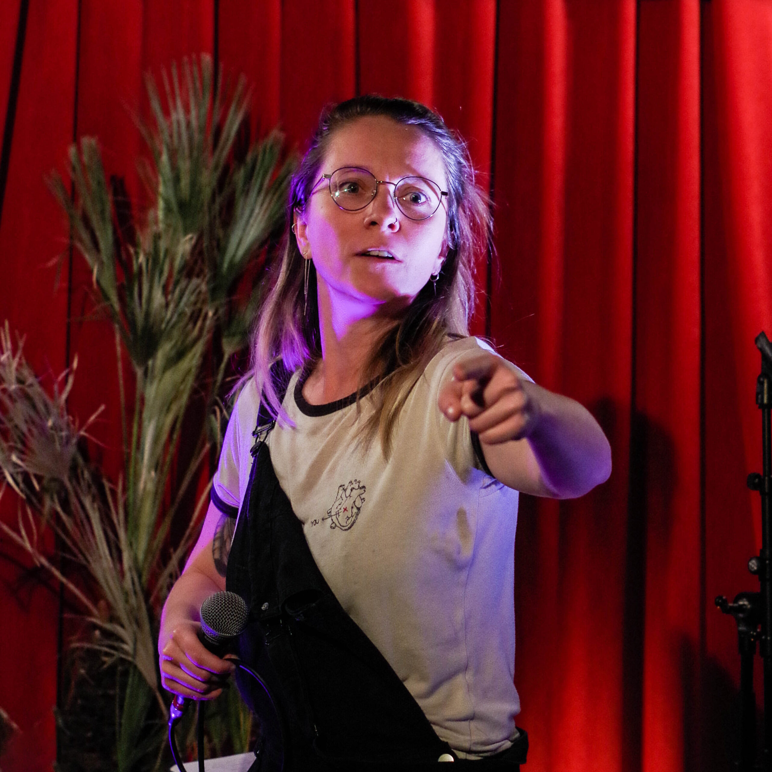 Émilie Eaussage sur scène, lors d'une représentation de stand up