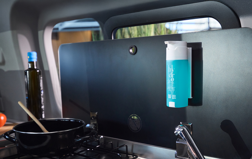 Savon liquide Ada Cosmetics avec un support mural adapté pour van et camping-car