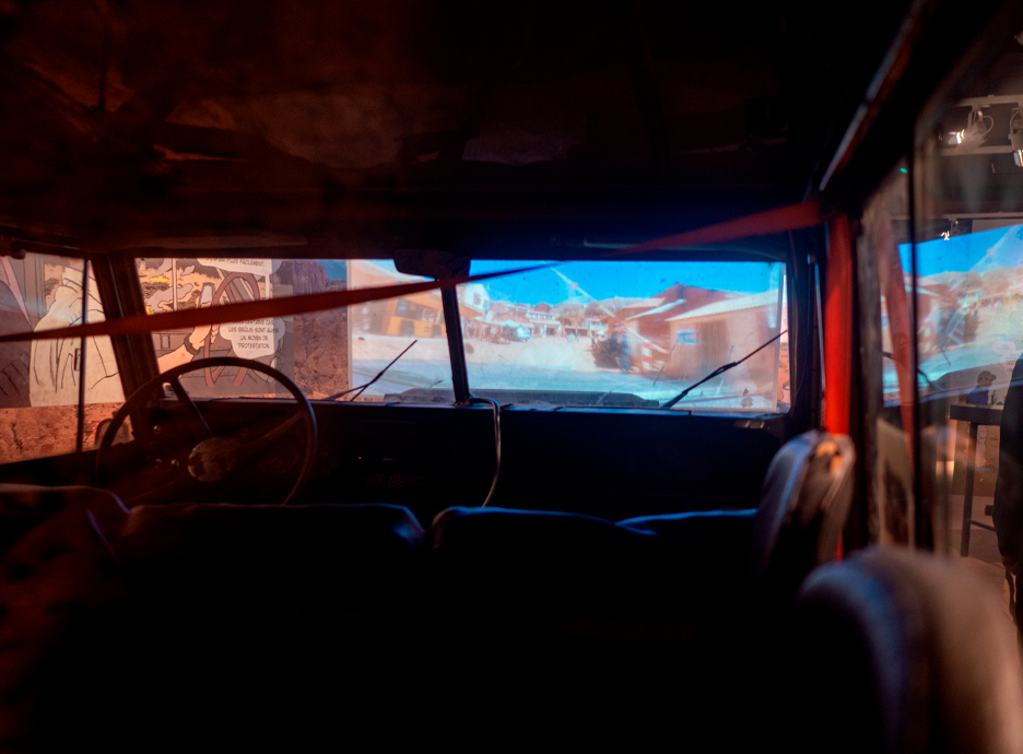 vue de l'intérieur d'un 4x4 utilisé dans la scénographique de l'exposition