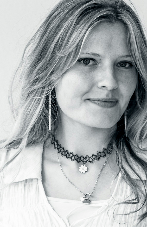 Portrait noir et blanc d'Audrey Busch, alternante en gestion de projet digital au sein de l'agence Vuxe