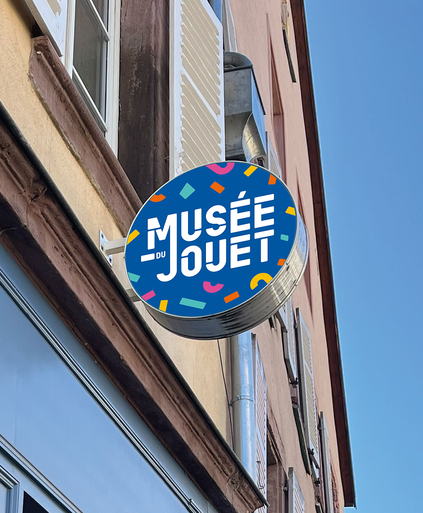 enseigne avec le nouveau logo du Musée du Jouet de Colmar