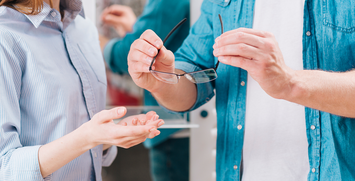 choix d'une paire de lunettes chez un opticien indépendant