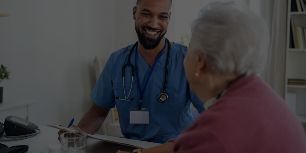 un professionnel de santé en consultation avec une patiente